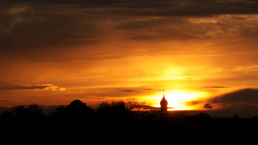 Sonnenuntergang mit der Silhouette von Burgau (Schwaben)