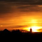 Sonnenuntergang mit der Silhouette von Burgau (Schwaben)