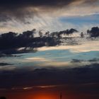 Sonnenuntergang mit düsteren Wolken