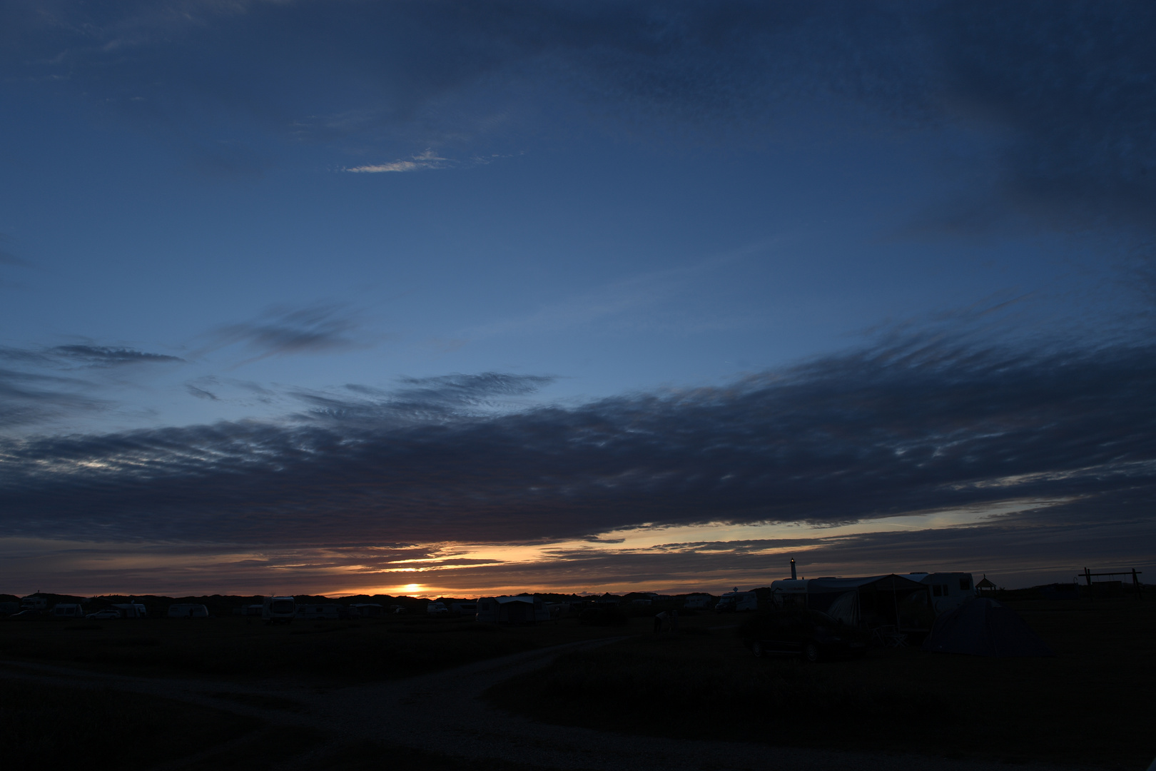 Sonnenuntergang mit einer Flasche Wein