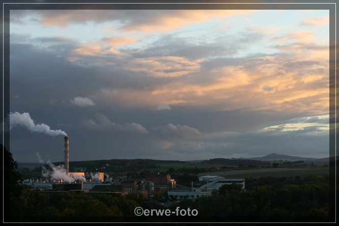 Sonnenuntergang mit Fabrikgelände