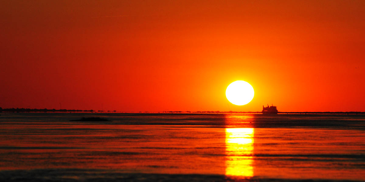 Sonnenuntergang mit Fähre