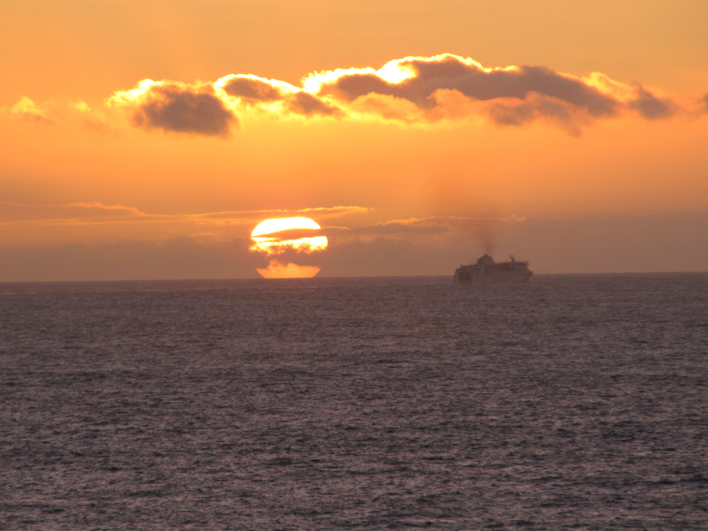 Sonnenuntergang mit Fähre zur Insel Gomera