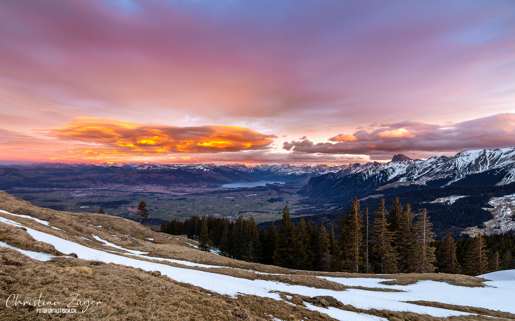 Sonnenuntergang mit farbigen Abendwolken 