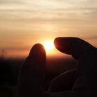 sonnenuntergang mit fingern