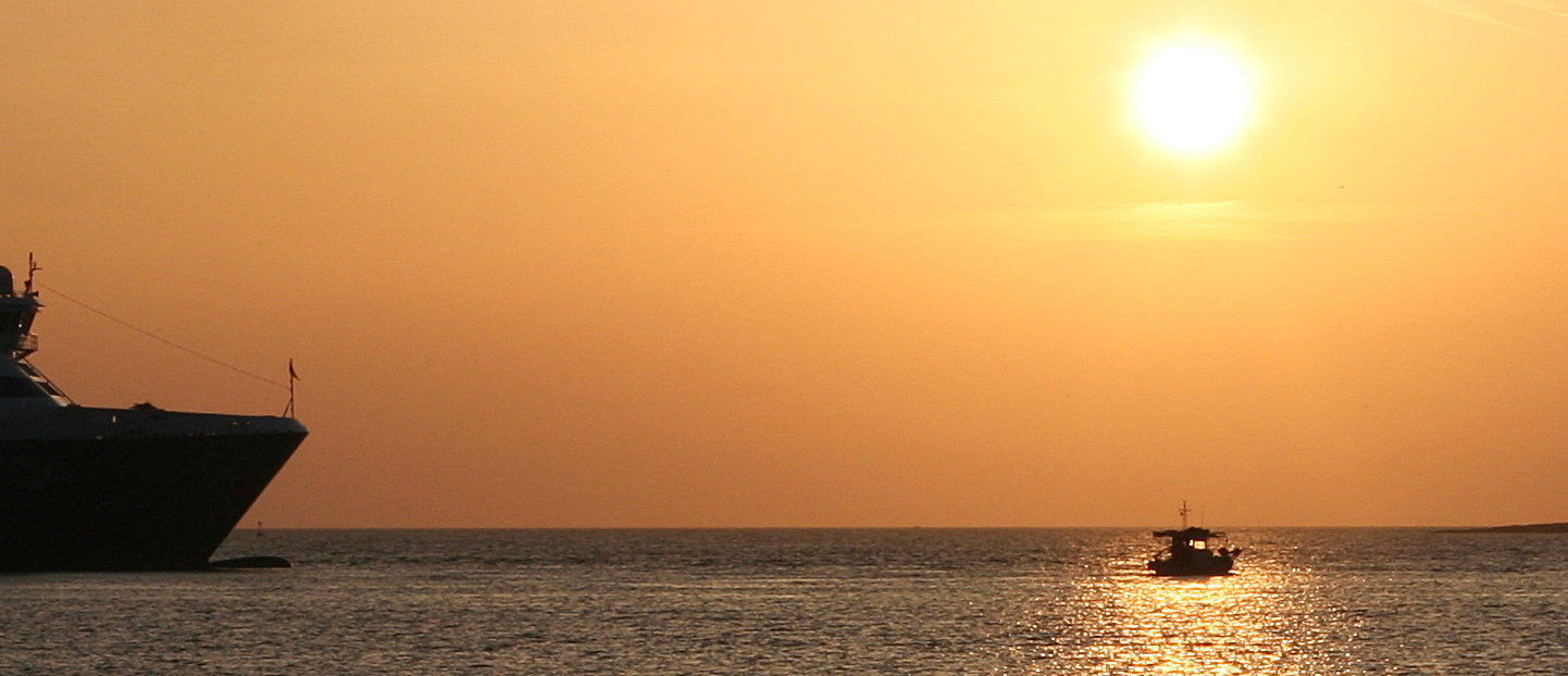 Sonnenuntergang mit Fischerboot in Parikia auf Paros