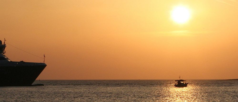 Sonnenuntergang mit Fischerboot in Parikia auf Paros