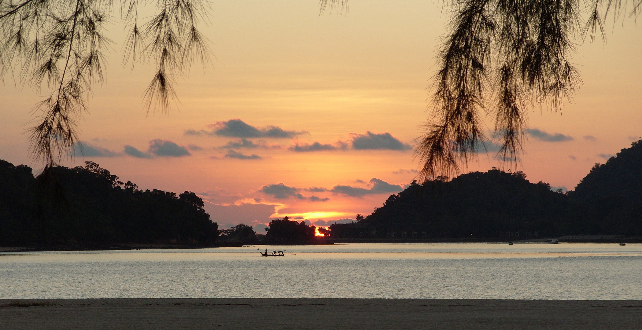 Sonnenuntergang mit Fischerbooten auf Langkawi