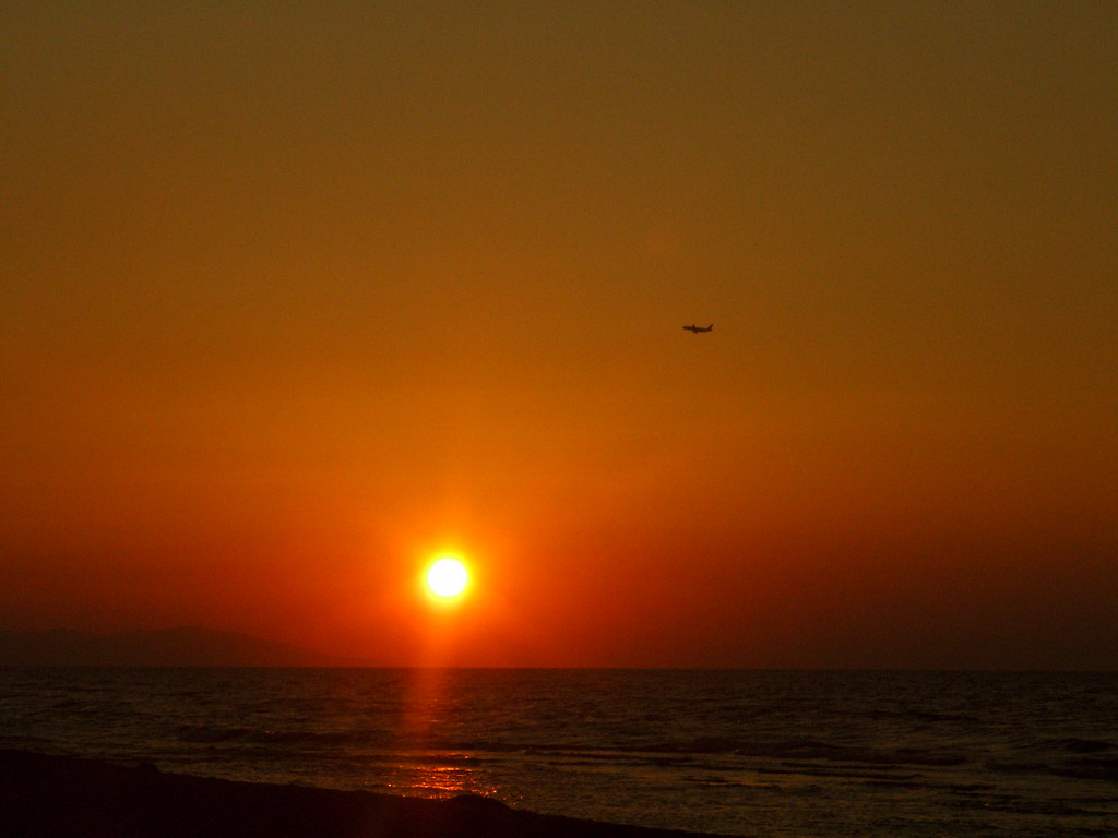 Sonnenuntergang mit Flugzeug