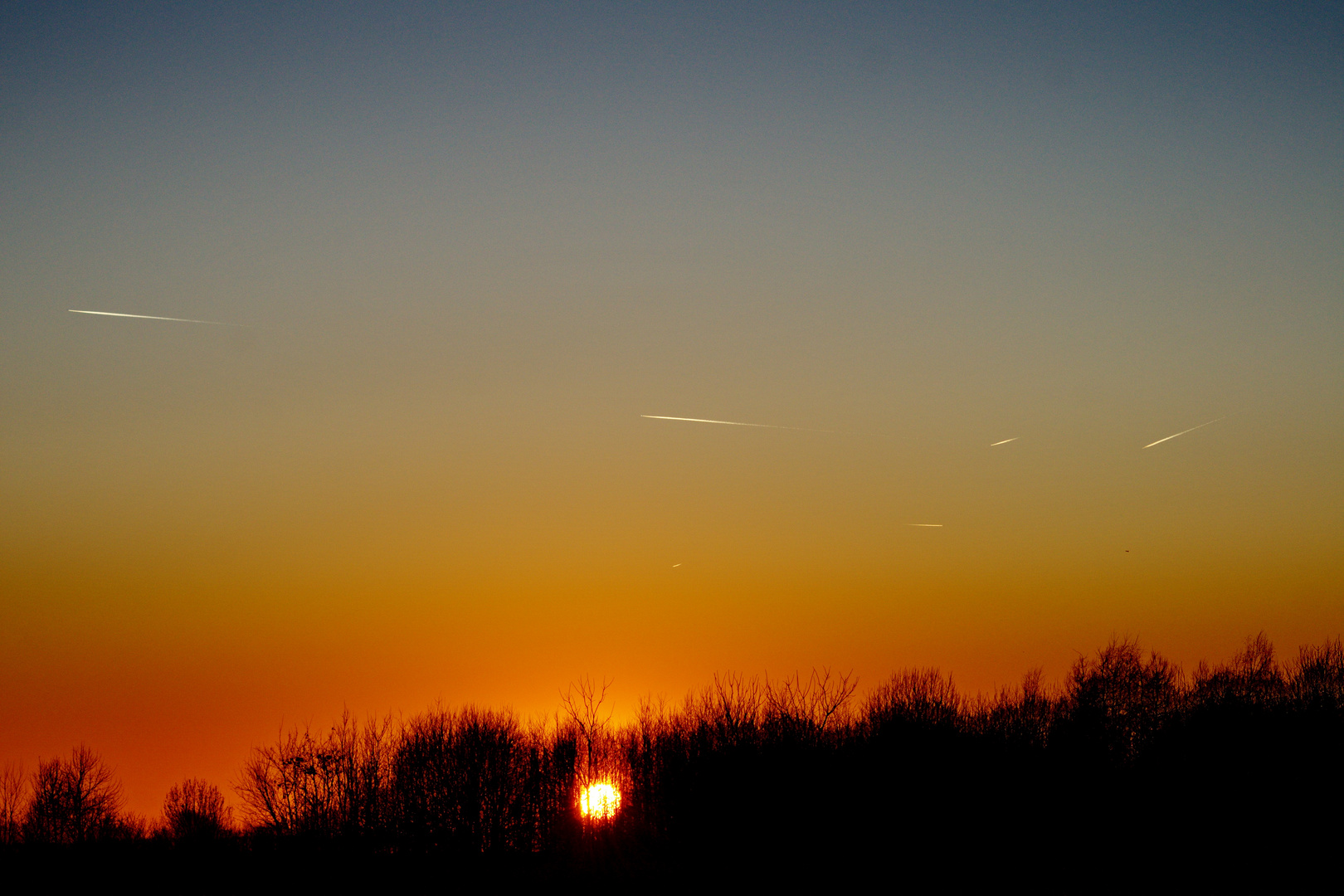 Sonnenuntergang mit Flugzeuge am Horizont