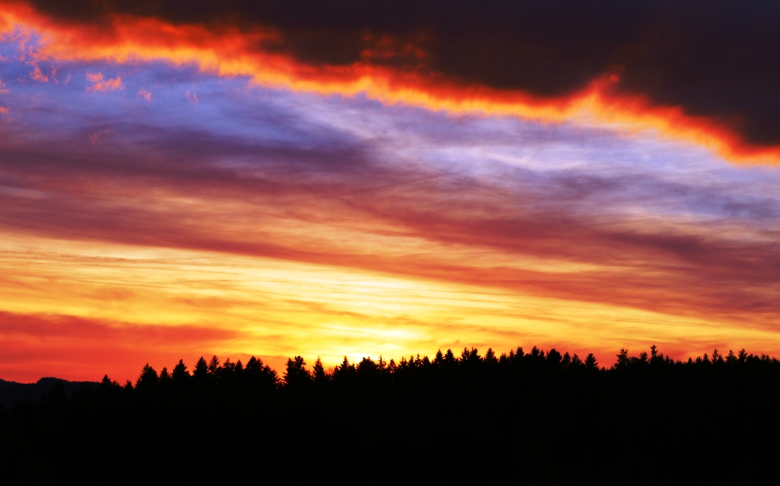 Sonnenuntergang mit Freunden im bayrischen Wald