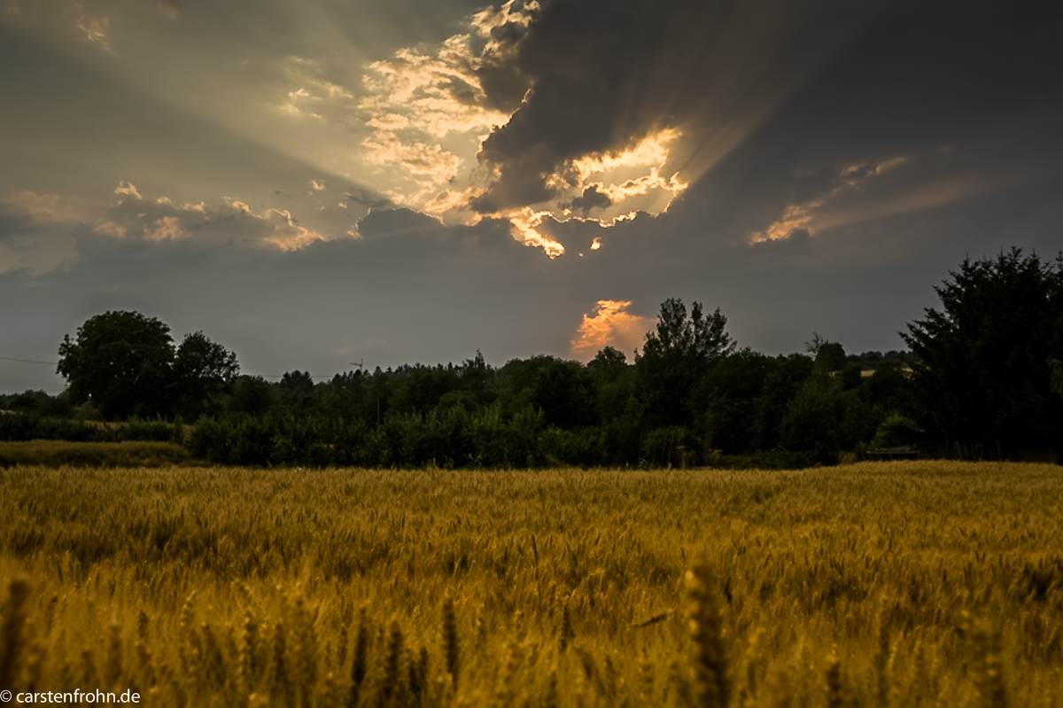 Sonnenuntergang mit Gewitter im Rücken