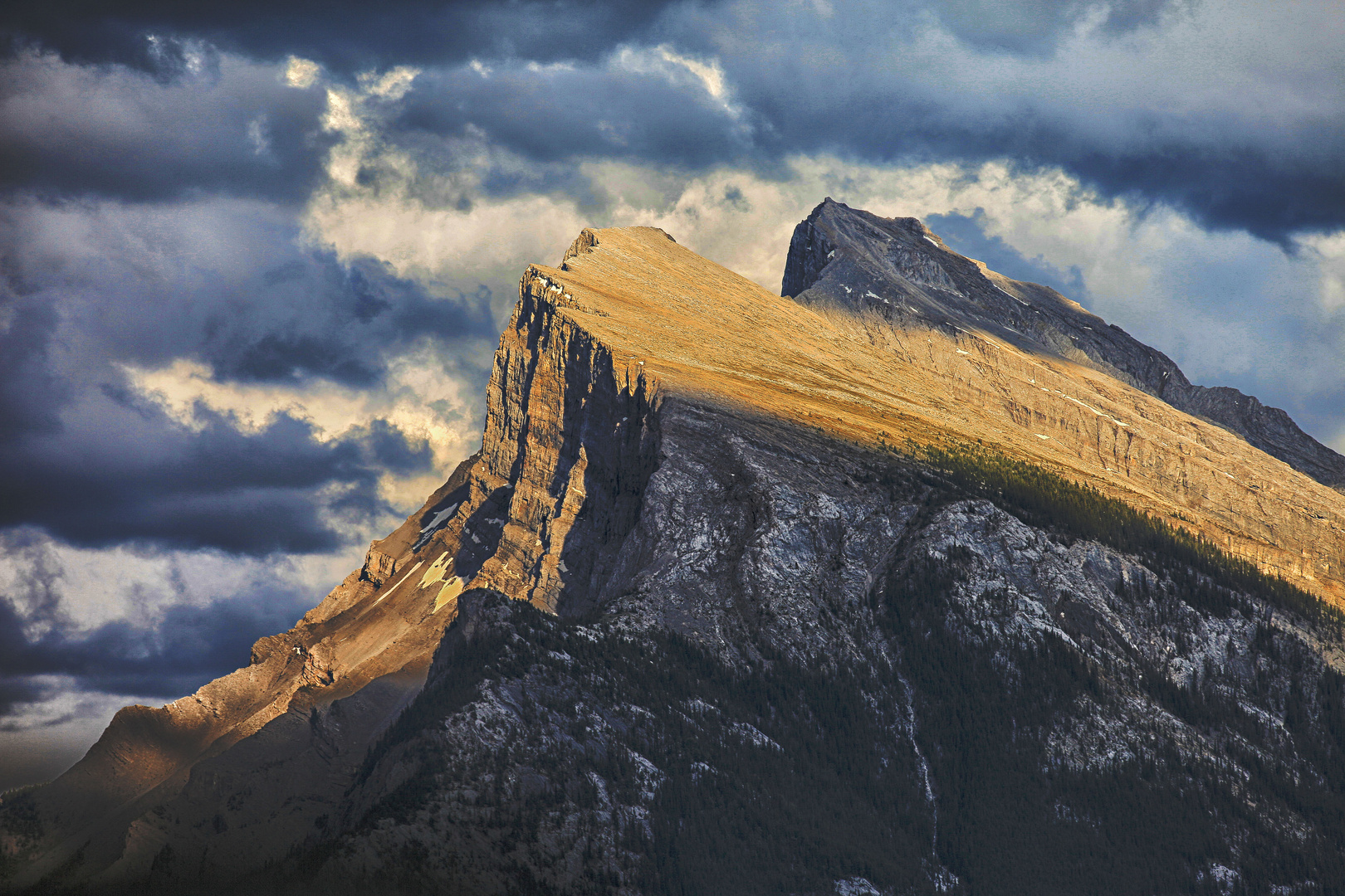 Sonnenuntergang mit Gewitter in den Rocky Mountains