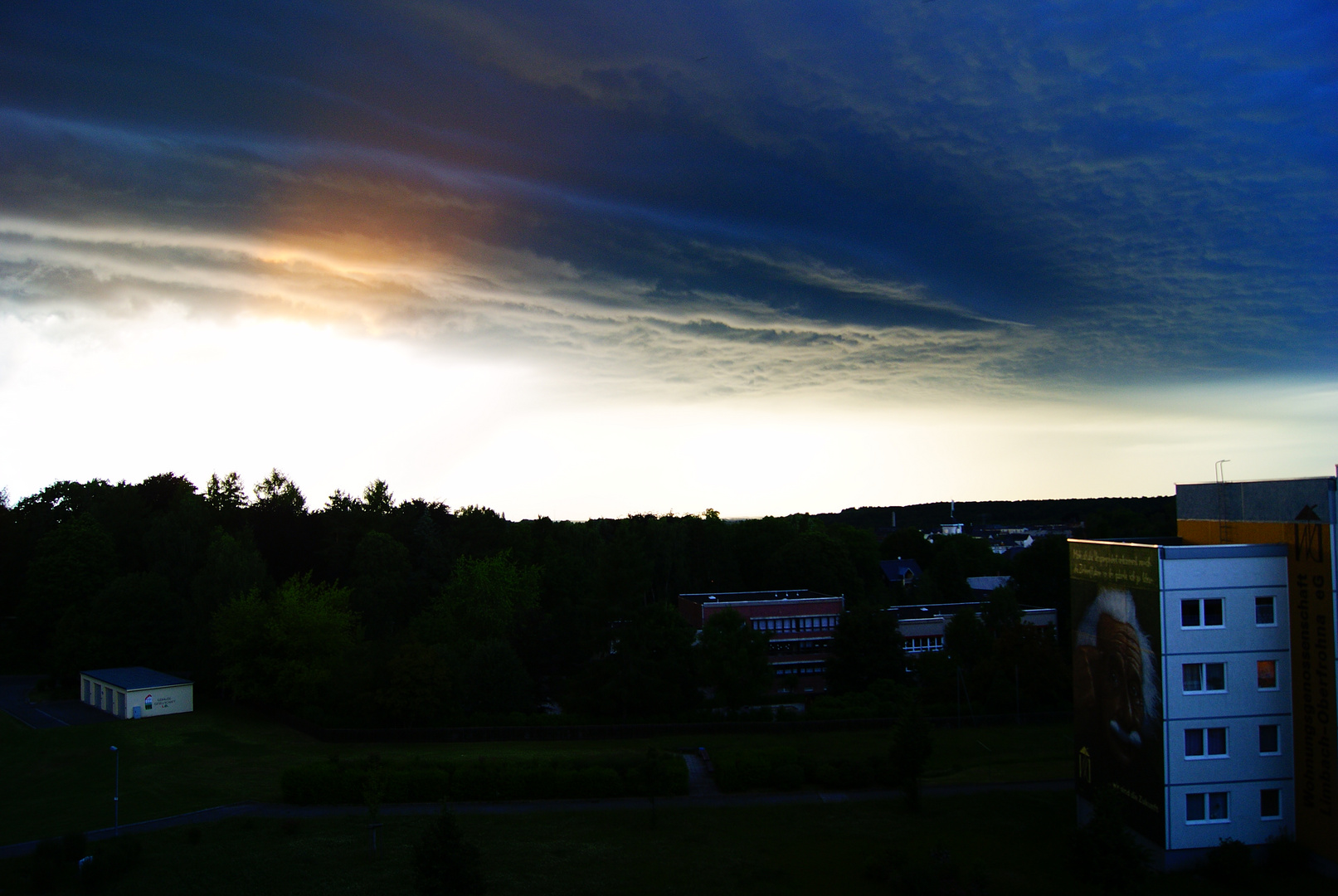 Sonnenuntergang mit Gewitterwolken