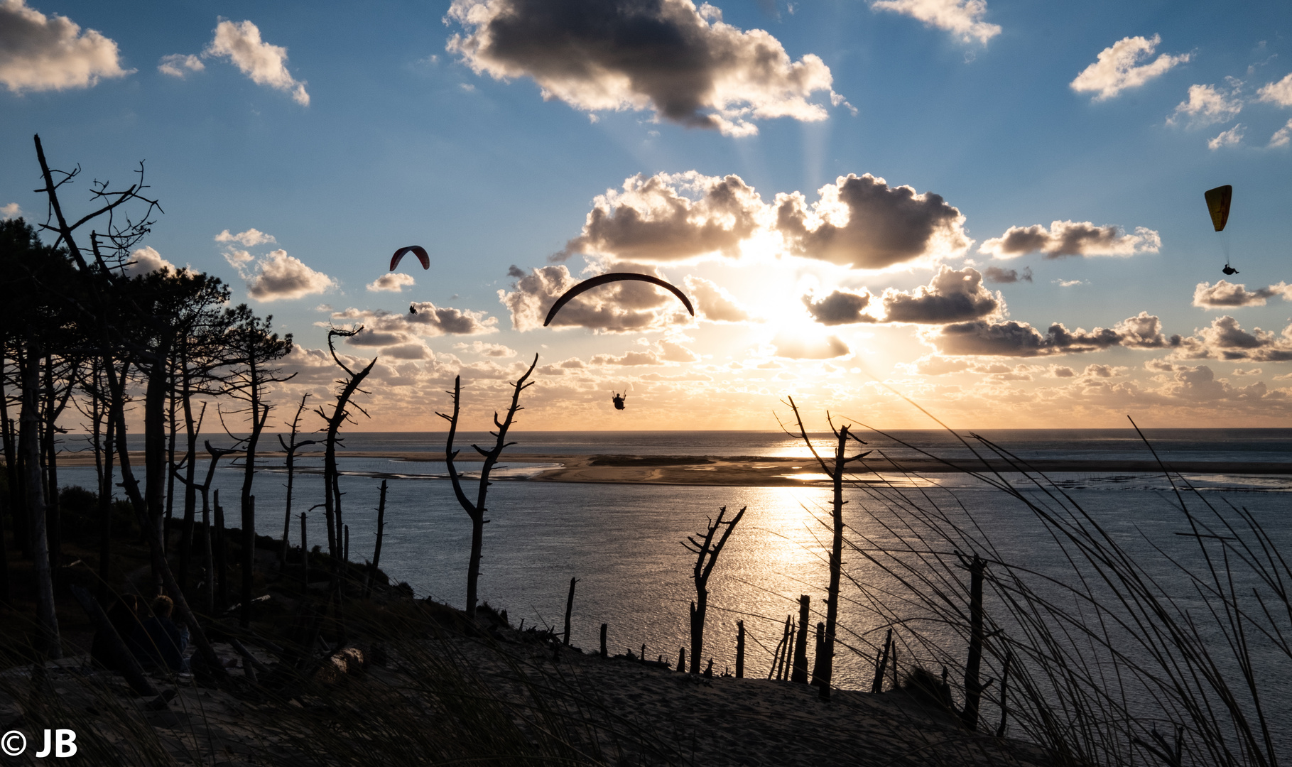 Sonnenuntergang mit Gleitschirm am Strand