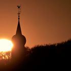 Sonnenuntergang mit Glockenturm.