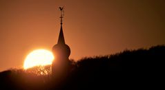 Sonnenuntergang mit Glockenturm.