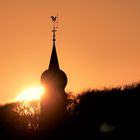 Sonnenuntergang mit Glockenturm.