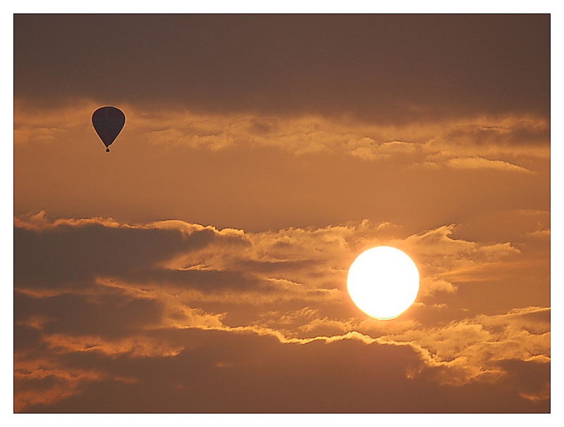 Sonnenuntergang mit Heisluftbalon