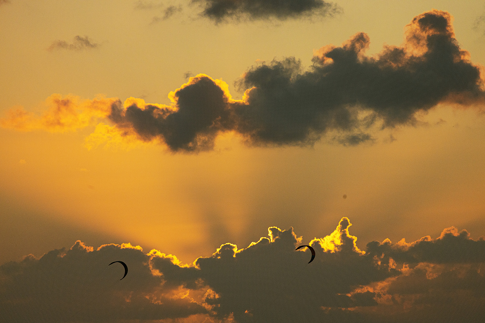 Sonnenuntergang mit hochfliegenden Skytern