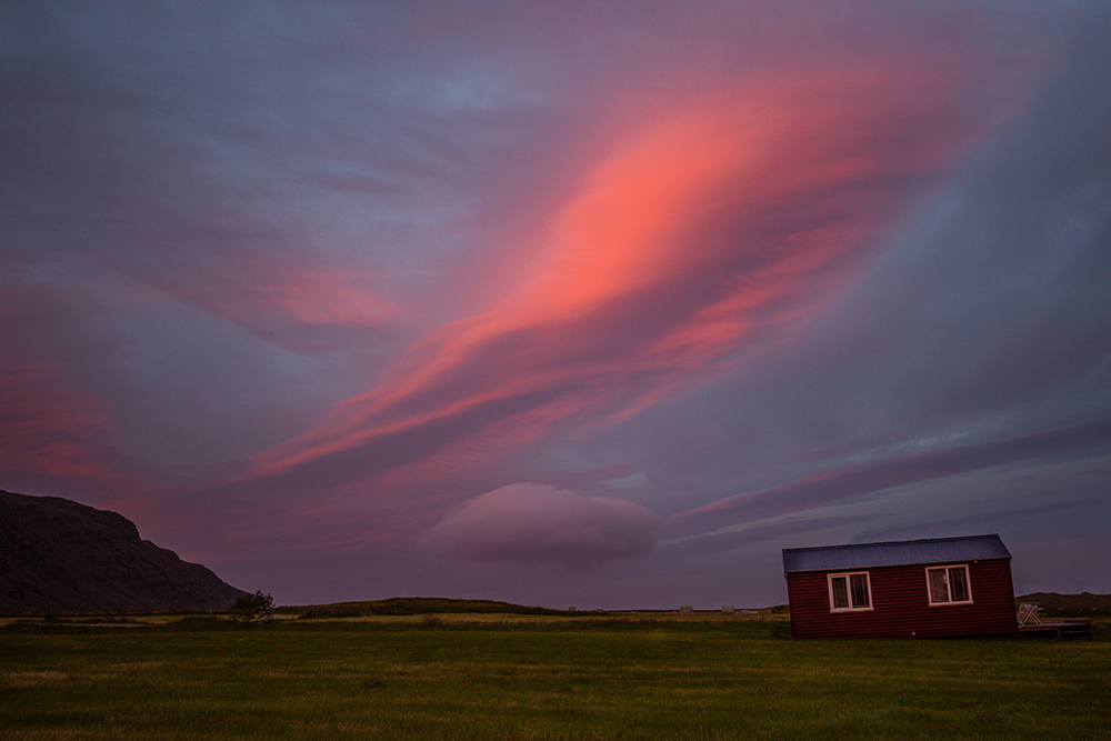 Sonnenuntergang mit Hütte