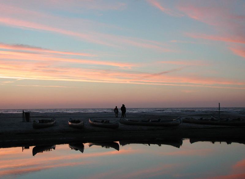 Sonnenuntergang mit Kanus