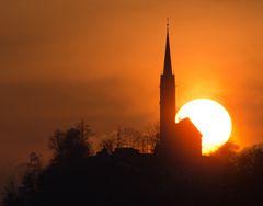 Sonnenuntergang mit Kirche von Tamins