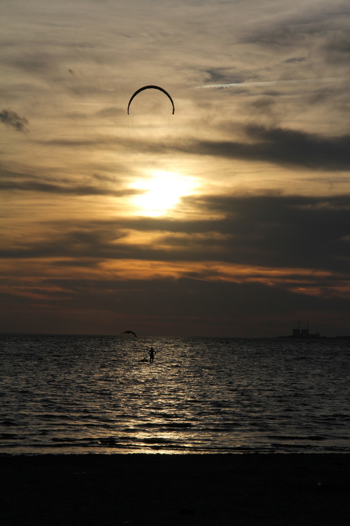 Sonnenuntergang mit Kite-Surfer