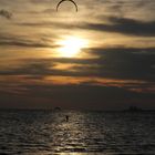 Sonnenuntergang mit Kite-Surfer