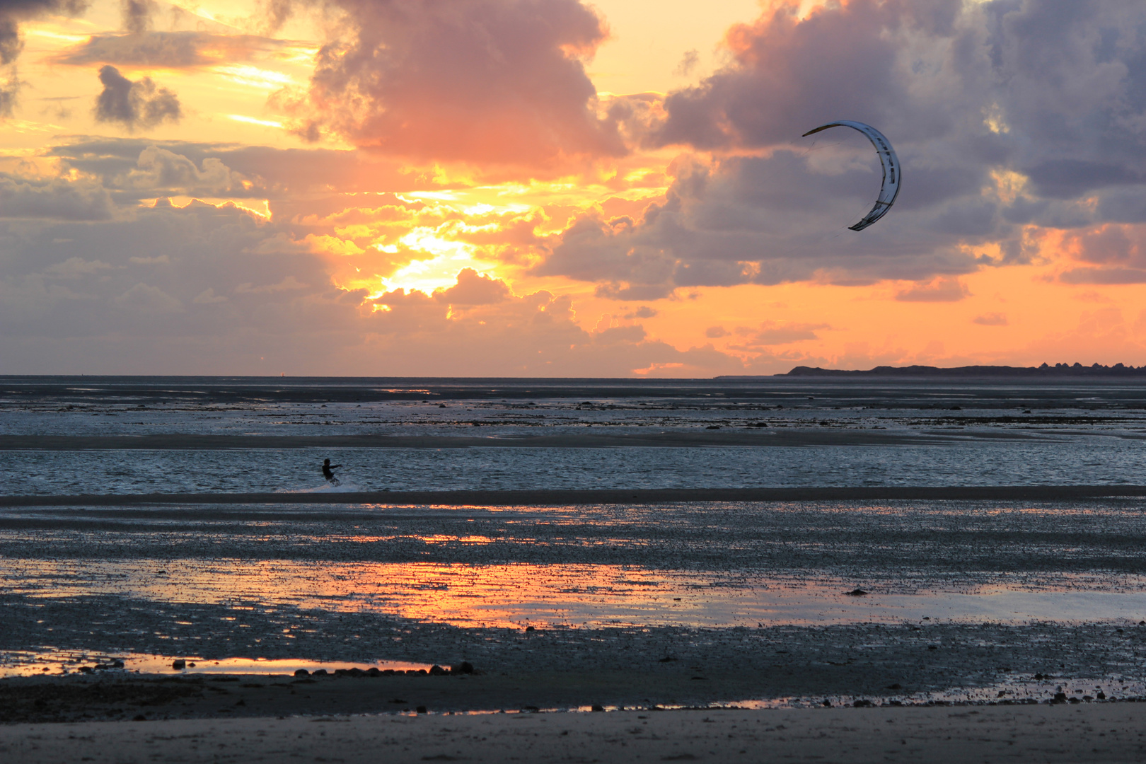 Sonnenuntergang mit Kitesurfer