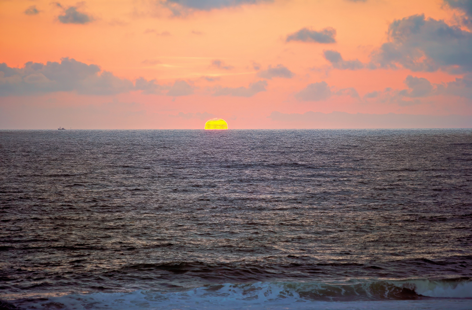 Sonnenuntergang mit kleinem Fischkutter