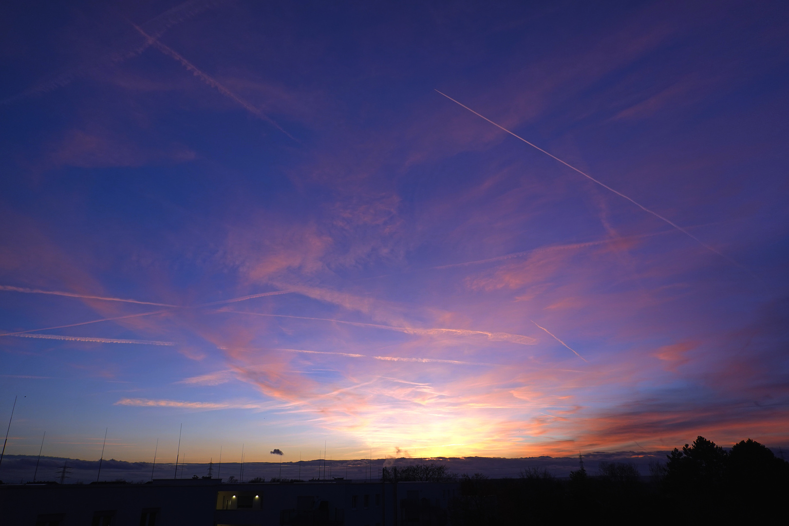 Sonnenuntergang mit Kondensstreifen