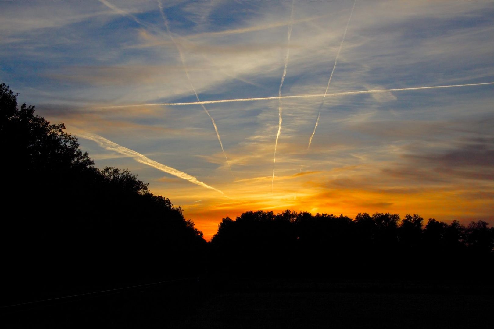 Sonnenuntergang mit Kondensstreifen