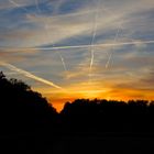 Sonnenuntergang mit Kondensstreifen