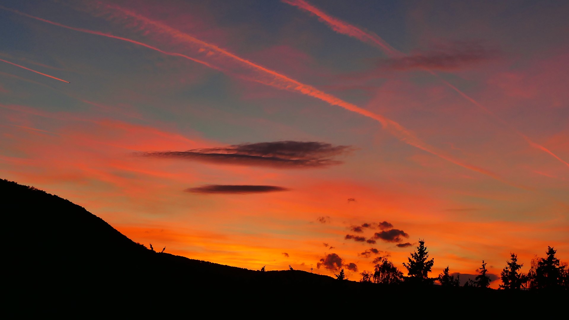 Sonnenuntergang mit Kondensstreifen