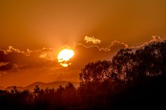 Sonnenuntergang mit leuchtende Wolken