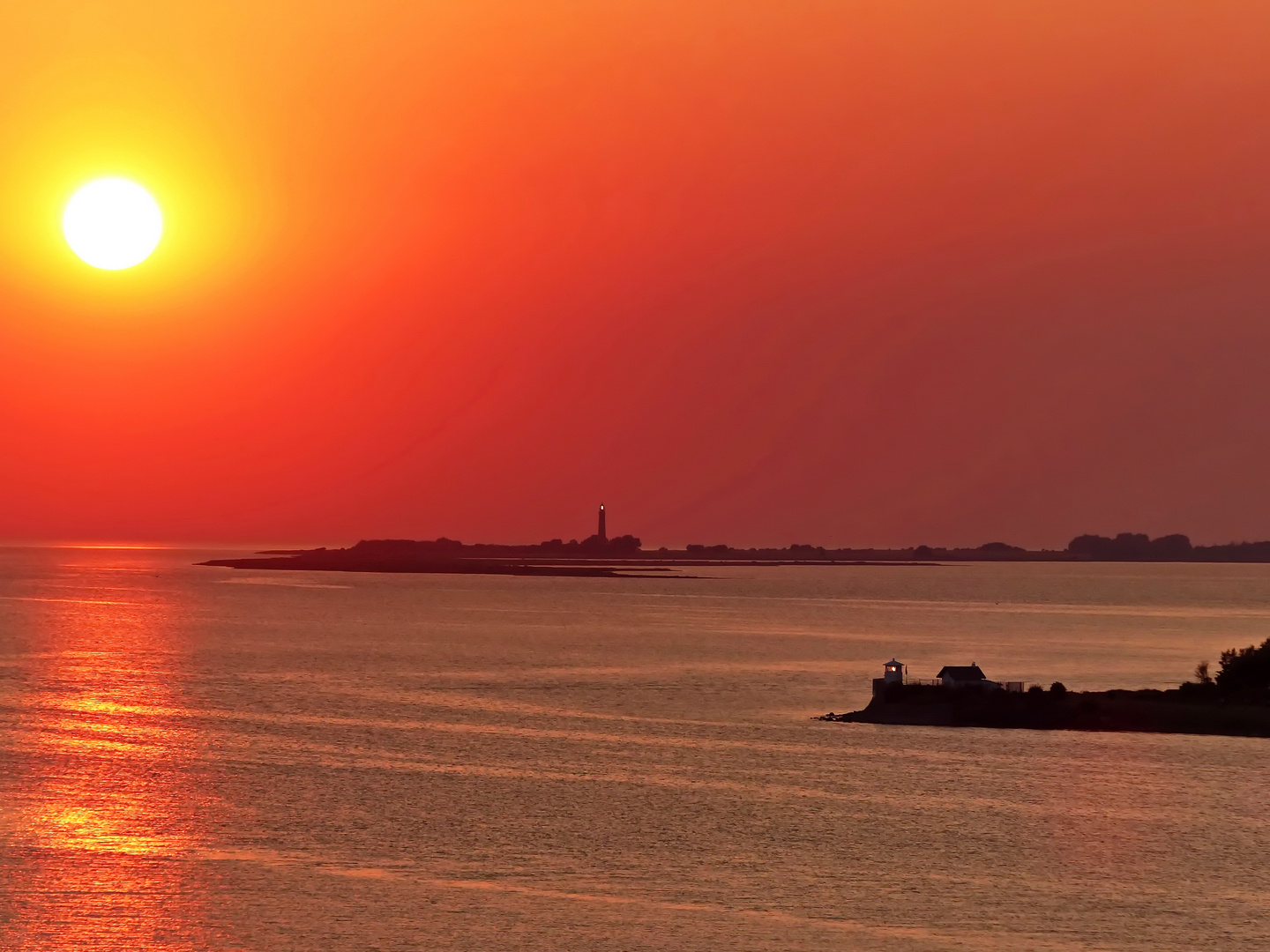 Sonnenuntergang mit Leuchttürmen 