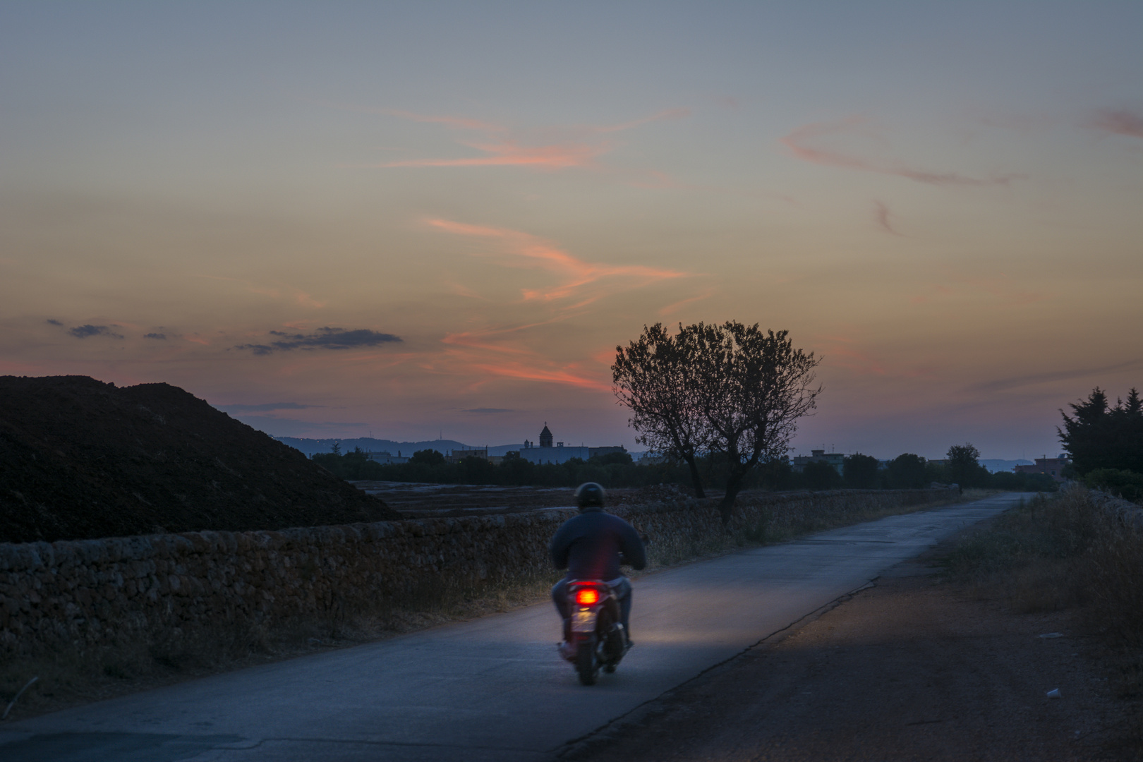 Sonnenuntergang mit Motorrad 