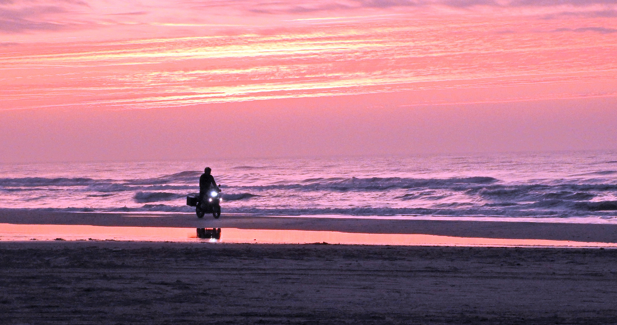 Sonnenuntergang mit Motorrad