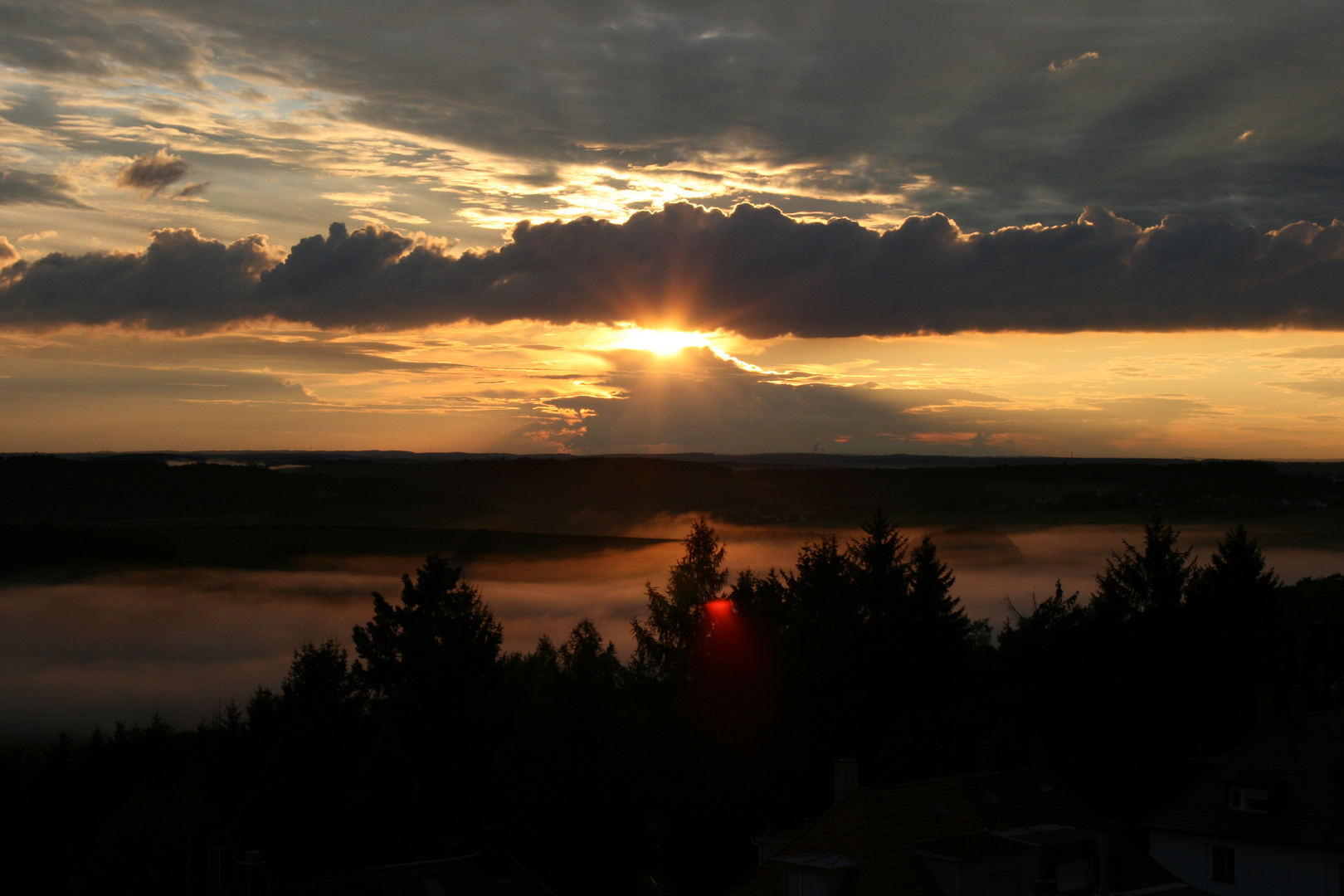 Sonnenuntergang mit Nebel im Tal