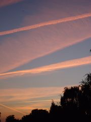 Sonnenuntergang mit orange-farbenen Wolken