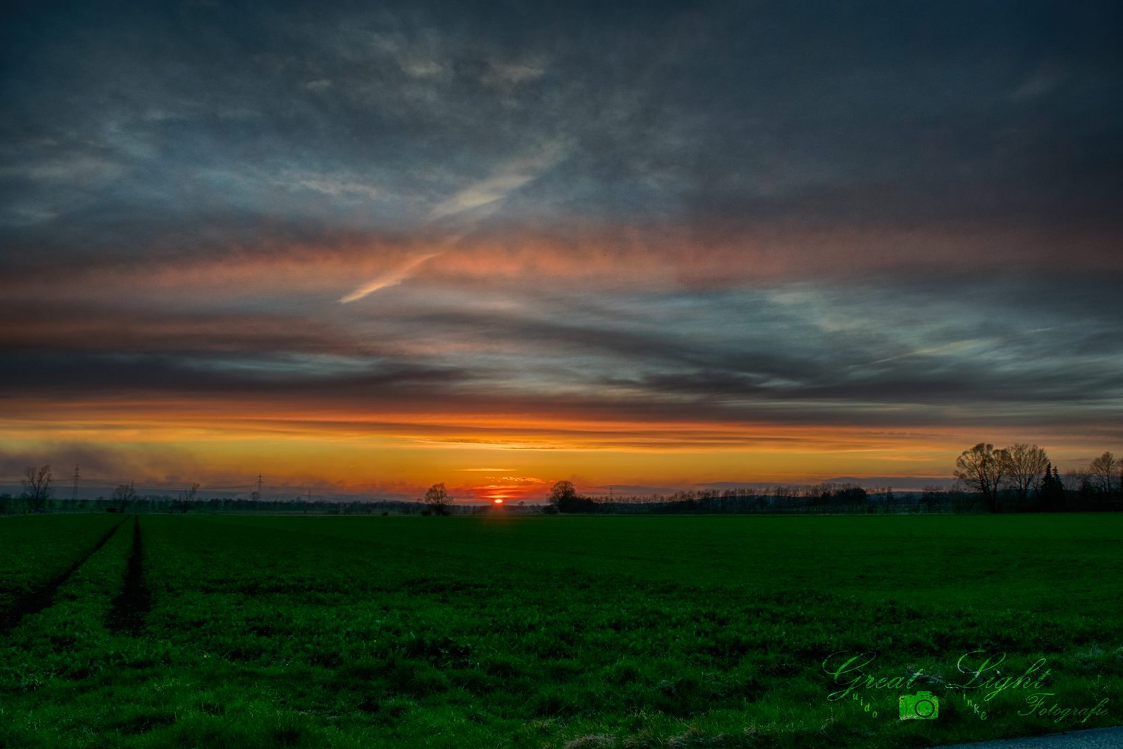 Sonnenuntergang mit Osterfeuer-Rauch