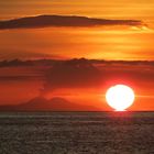 Sonnenuntergang mit qualmendem Vulkan