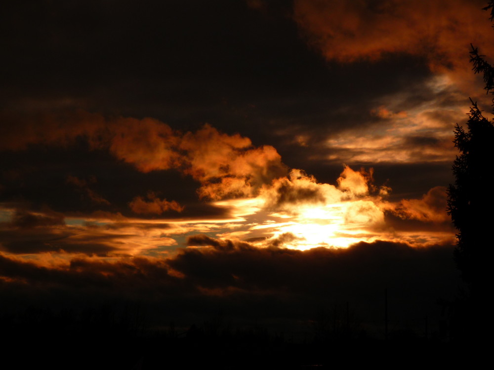 Sonnenuntergang mit Regenwolken