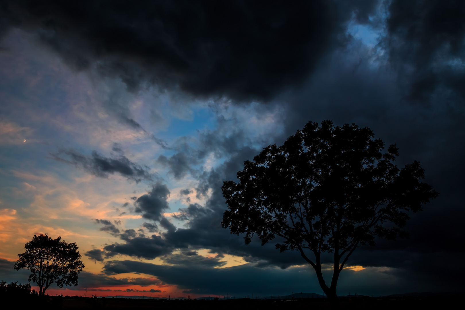 Sonnenuntergang mit Regenwolken