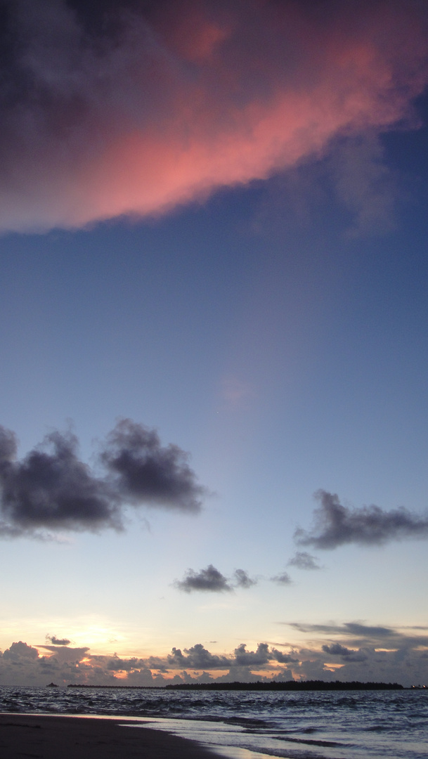 Sonnenuntergang mit roter wolke