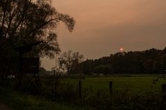 Sonnenuntergang mit Saharastaub und Rauch