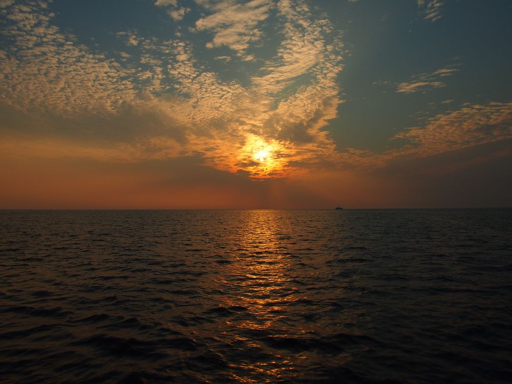 Sonnenuntergang mit Schiff