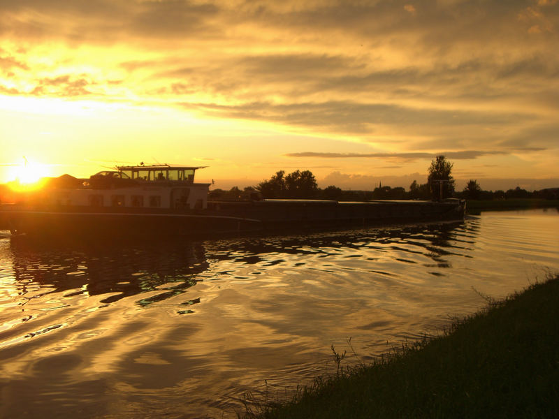 Sonnenuntergang mit Schiff ..