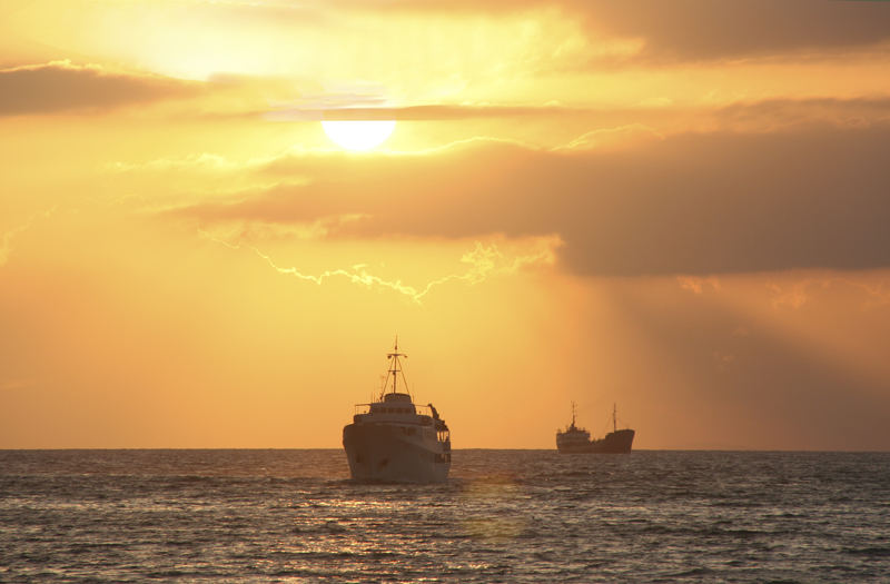 Sonnenuntergang mit Schiffen